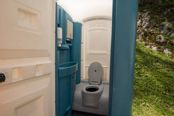 Best Portable restroom trailer rental  in Waterloo, IA